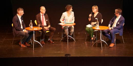 Podiumsdiskussion zum Thema digitale Verwaltung mit Marcel Salathé, Hannes Germann, Moderatorin Felicie Notter, Chantal Weidmann Yenny und Peppino Giarritta (von links).